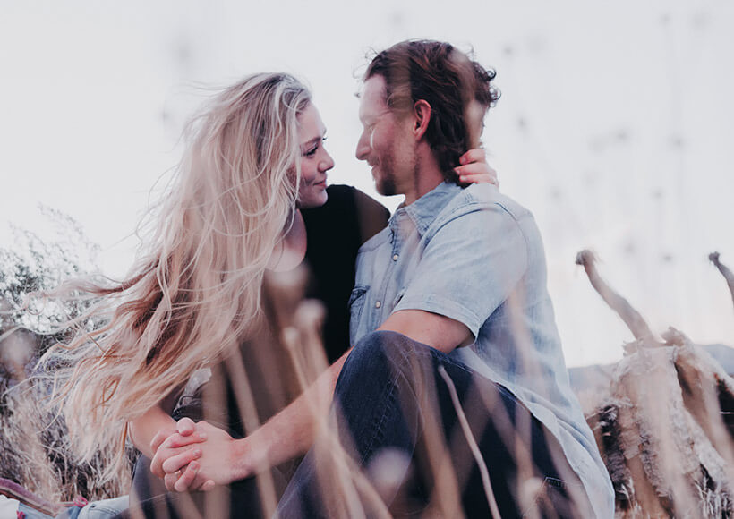 Un couple qui rit au soleil